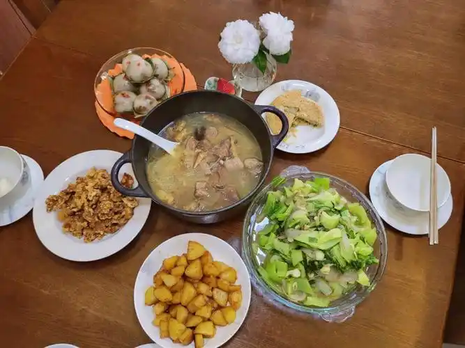 福州家庭周六午餐‖清炖羊肉汤 炸酥肉 烧土豆 虾米盖菜 礼饼.