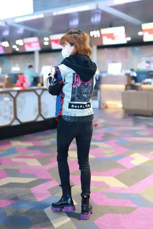 金巧巧真不安分穿潮服配卖菜包45岁阔太秒变精神小妹