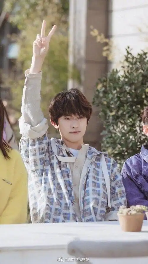 易烊千玺可爱剪刀手系列合集 小烊真的是从小可爱到大