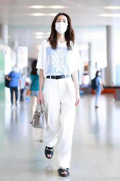 海报街拍 刘雯 现身上海机场.