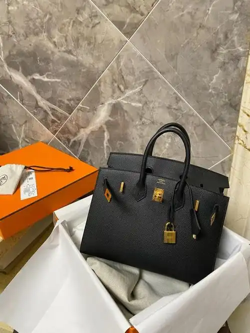 现如今美名远扬,世界知晓,遍布家家户户,从而爱马仕的价格也是一个