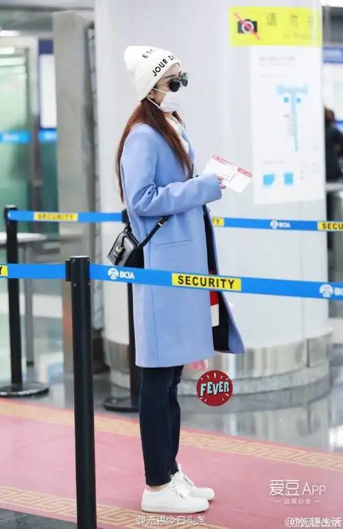 赵丽颖新闻170117赵丽颖现身无锡机场戴口罩也盖不住天生萌的气质