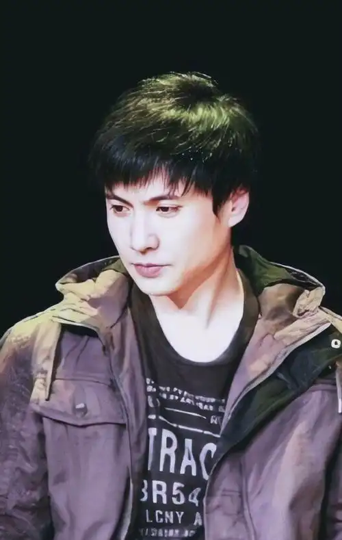 网友用ai修复沈腾旧照 大叔瞬间帅回美少男