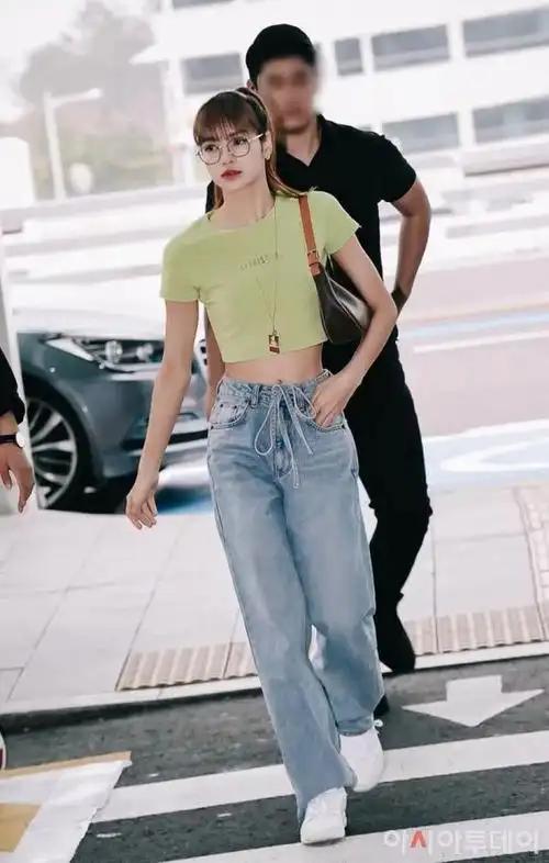 lisa穿上运动鞋显腿长,秘密全部在藏在这3个细节里!