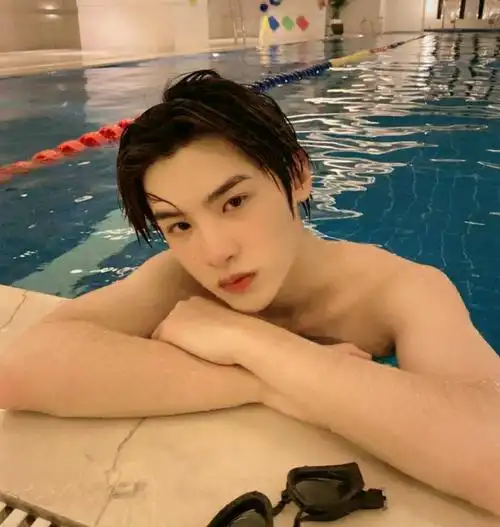 王一博泳池照可爱,张艺兴泳池照酷炫,看到白敬亭泳池照:太仙了