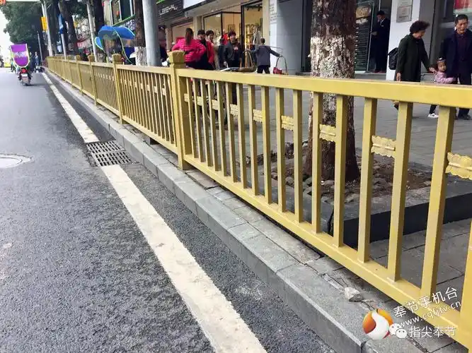 夔州路人行道护栏换"新装"