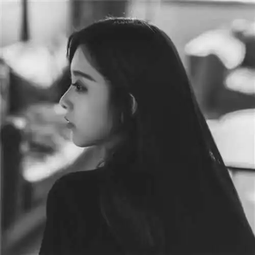 笑而不语是一种豁达回眸一笑女生头像图片黑白