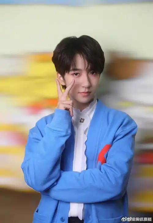 刘耀文好有心,卡点晒出与贺峻霖的合照祝福他生日快乐,好兄弟一起走