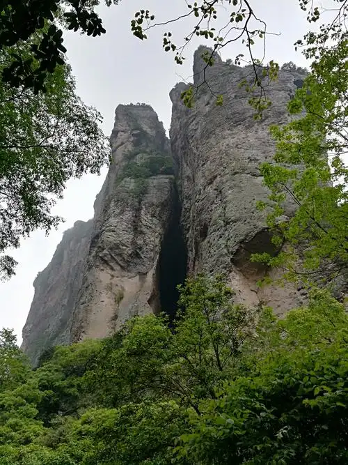 《蝶恋花,宿温州雁荡山农家看灵峰夜景犀牛望月,夫妻峰,相思女》(秋啸