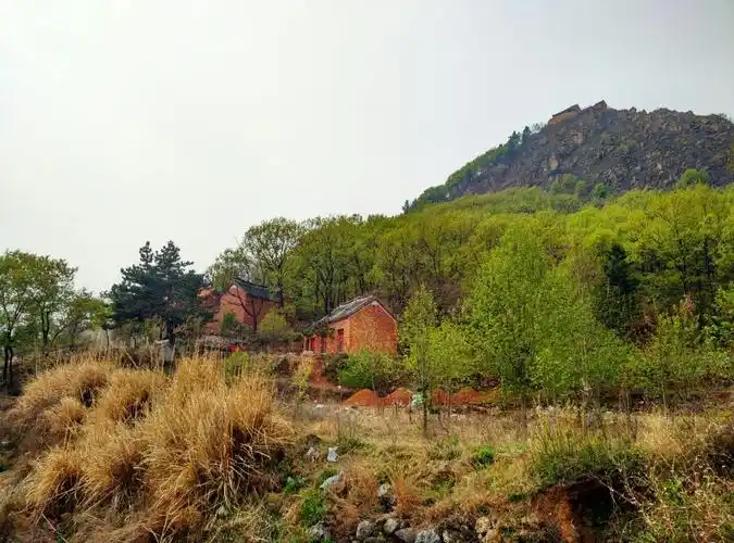 5千米,面积3.7平方千米.主峰海拔438米,峰陡峦翠,素有"鹿鸣耸翠"之誉.