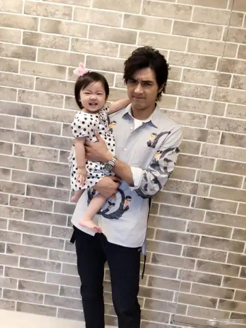 贺军翔带女儿外出飞机上偶遇漫威英雄黄蜂女,美宝一脸呆萌好可爱