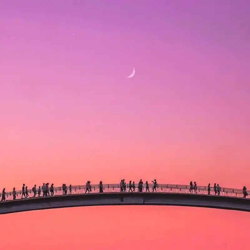 相遇那天,天空充满希望和浪漫,粉色的晚霞像是爱你的模样.