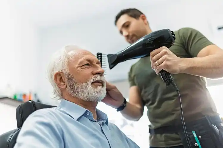 高级男子正在美发店理发图片下载