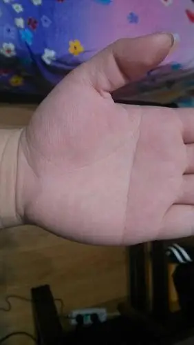 是光线的问题还是你没有事业线啊 追问 我也不知道,大师,我在拍一张