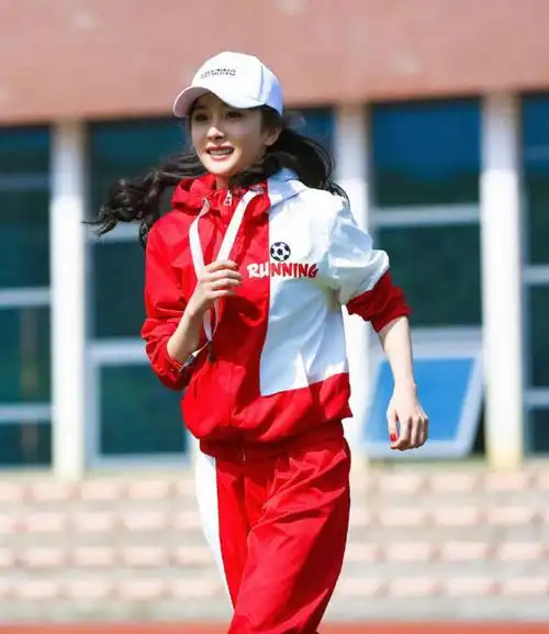杨幂 一身红色运动服现身跑男,青春活力十足