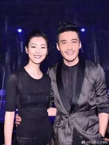 81的刘雯和1.89的胡兵同框,都是中国顶级. 来自吃瓜鹅天天爆料 - 微博