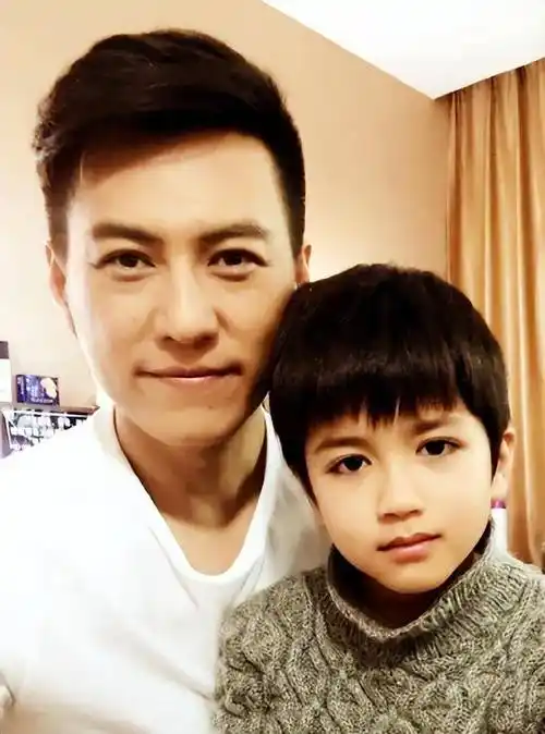 (李佳)2017年9月,靳东夫妇在北京又诞下小儿子.