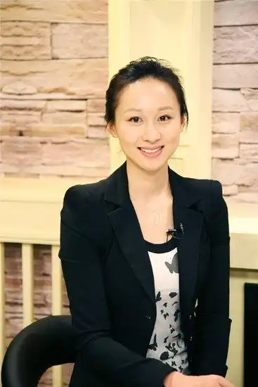 练束梅做客节目聊《七妹》 变换角色成女主播