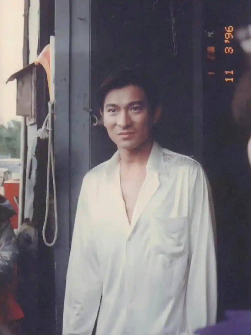 刘德华旧照!当时他35岁,风华正茂的年纪!