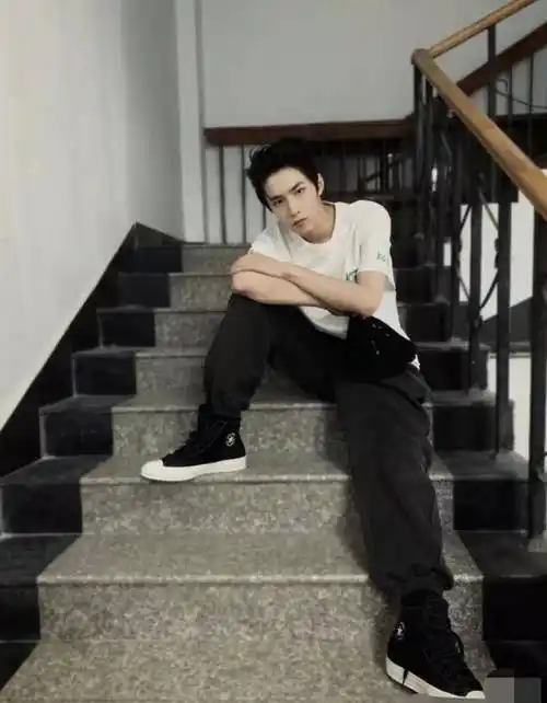 刘耀文撞脸王俊凯,粉丝都被照片骗到,不愧是李飞选中的男人_实力_长相