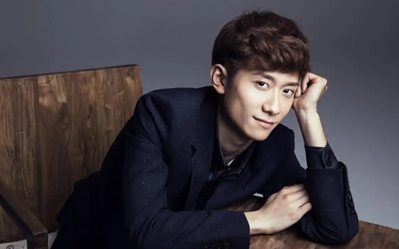 张一山帅气西装高清桌面壁纸