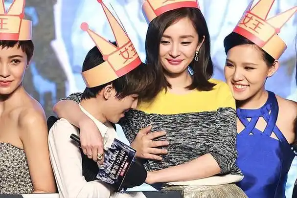 不会避嫌就别当演员,当众揩油,伸咸猪手,活该被评反面教材|罗志祥