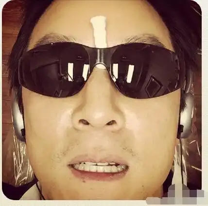 正文  吴彦祖微博截图   昨日,吴彦祖在微博更新一张自拍大头照,照片