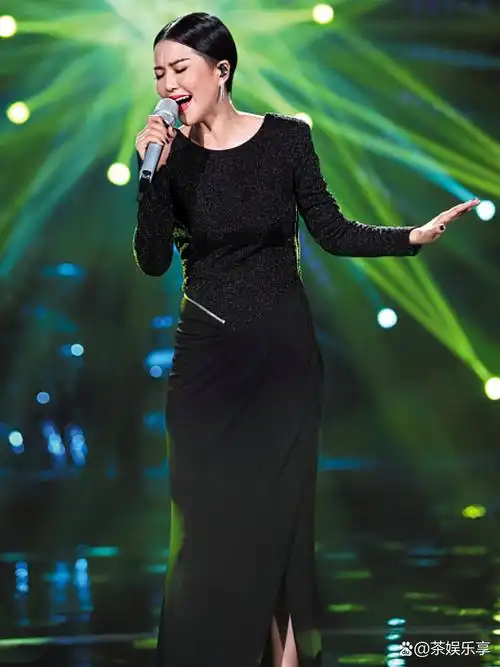 67谭维维作为实力派歌手,她的音乐才华和舞台表现力备受认可.
