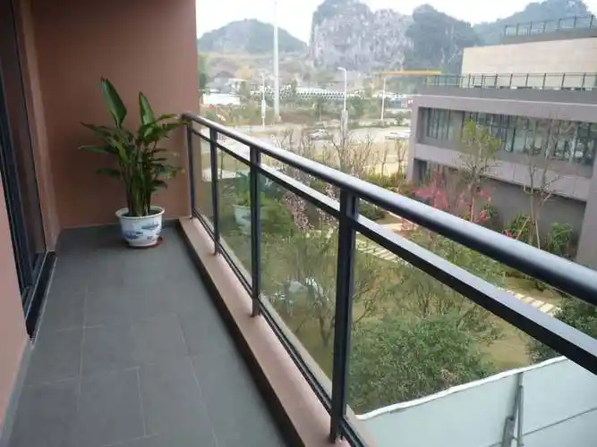 锌钢玻璃栏杆作为一种常见的装饰材料,在现代建筑中发挥着重要作用