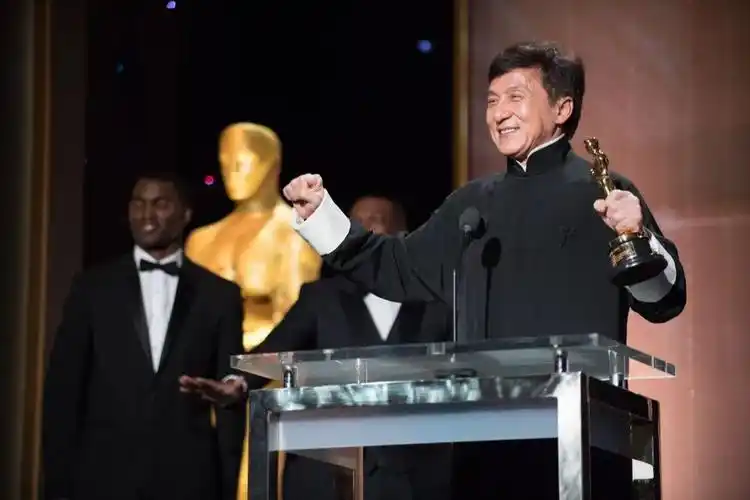 成龙个人资料(成龙的简历及家世)