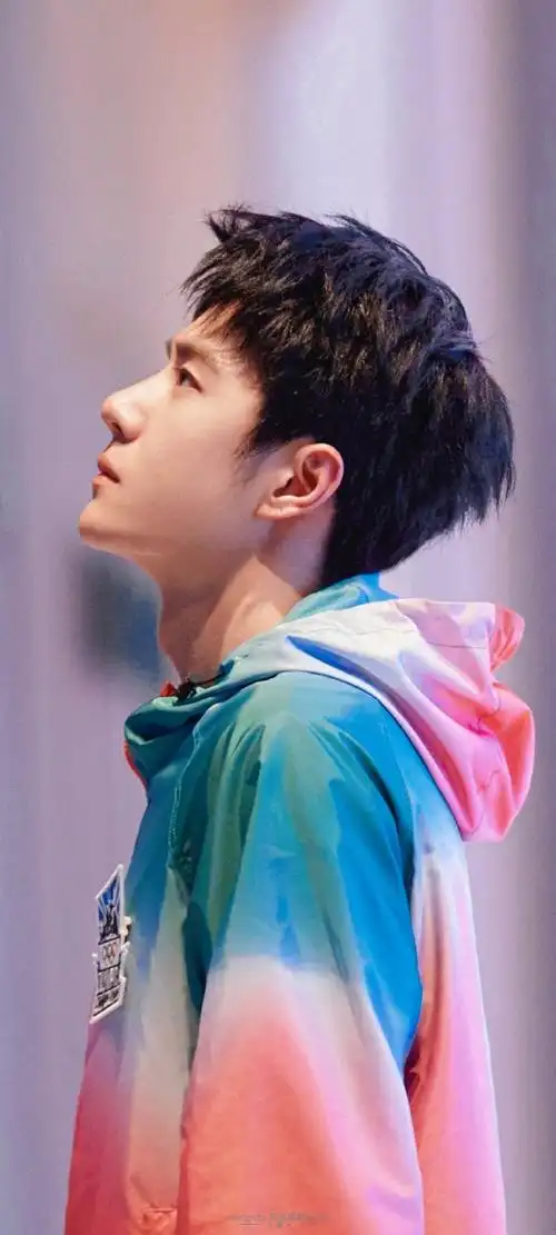 王一博渐变色冲锋衣#王一博侧颜太完美了!