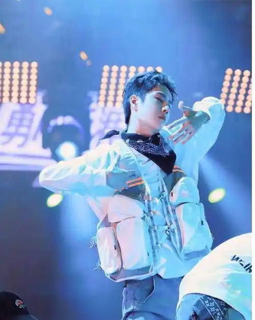 王一博的抖肩舞突然出圈了,猫狗抖肩都不够用了,机器人都在跳_街舞