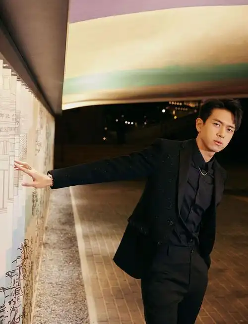 李现发布迎新年西装写真发文拜年贺新春