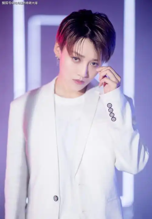 不管是男友风还是街头风,刘雨昕都能穿出属于自己的味道.