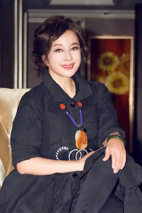 64岁刘晓庆晒近照,佩戴名贵珠宝,贵妇气质十足_留言_话剧_节目