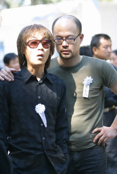 但关于高枫的死因,一直争议很大.在高枫的追悼会上,章子怡没有现身.