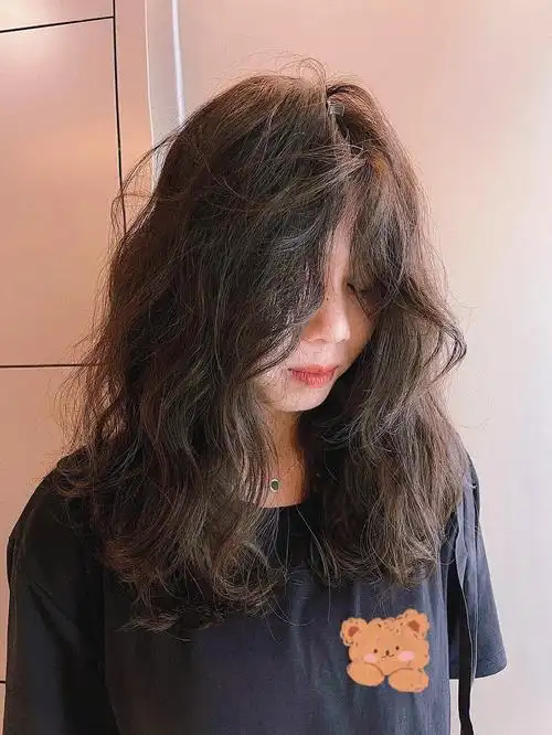 让头发蓬松自然的卷发中长发女生烫发