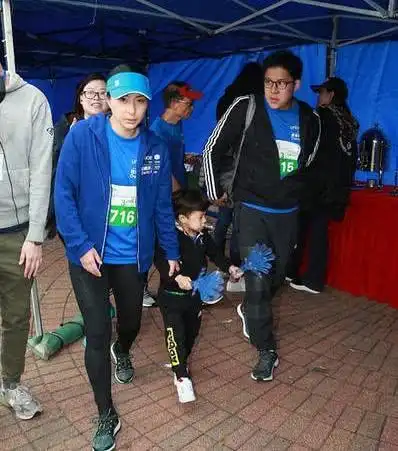 豪门阔太郭晶晶,回娘家探亲穿旧鞋接地气被赞了