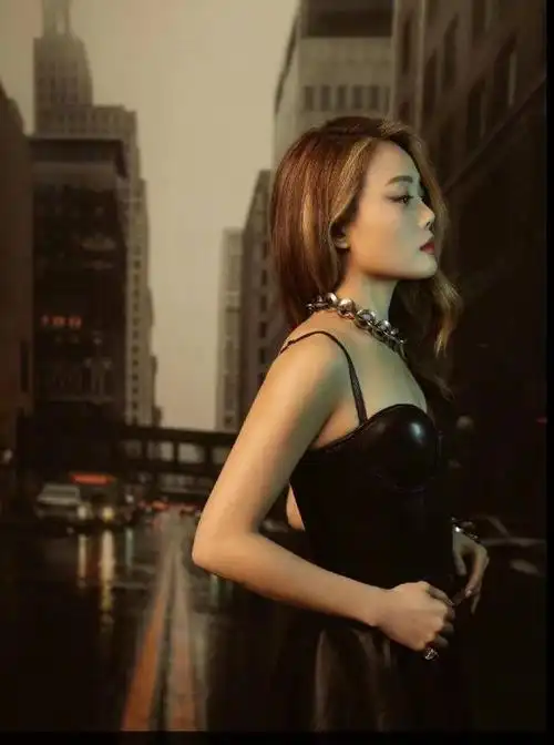 照片中,容祖儿身穿黑色吊带皮裙,通过大胆的造型和高超的表演技巧