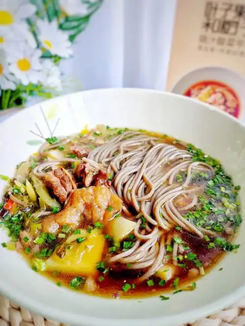 快手早餐浓汤大块牛肉酸菜面75