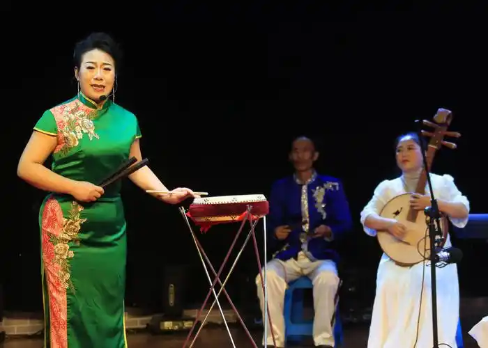 长子鼓书艺人张风玲在上党曲艺剧场表演鼓书掌声不断