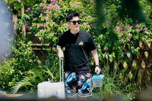 陈赫《向往的生活》"就一口"笑翻众人 搭档彭昱畅魔性献唱