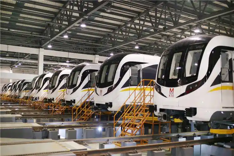 蓄势待发的武汉地铁11号线列车 (姚跃 摄)