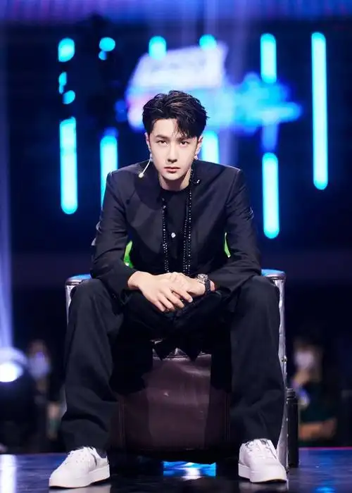 王一博街舞4造型图合集 今晚半决赛期待一豹队长