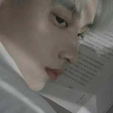 由美头网整理发布,男生头像频道提供更多与白头发,白发相关的头像图片