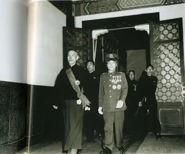 李宗仁一心要当副总统,结果被流氓痞气的老蒋玩弄于掌心_蒋介石