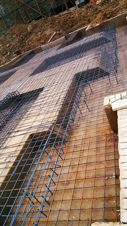 关于筏板基础底筋遇独立基础如何处理