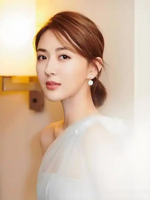 本是杨幂女助理,却因"颜值太高"被导演相中,与胡歌搭档后更是一炮而红