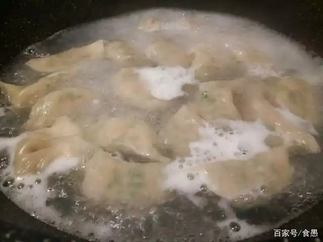 13,煮饺子的时候调一个汤饺的汤,加一点葱花,紫菜和猪油,另外虾皮也要