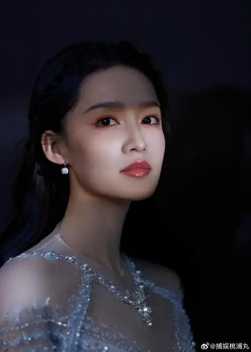 李沁gq好像来自深海的公主##李沁盛典水镜粼光大片